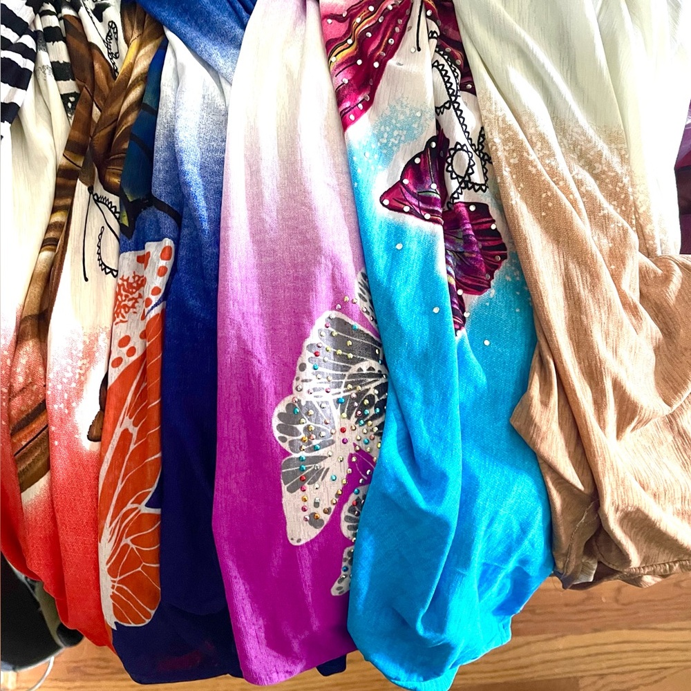 Beautiful butterflies tops - 5 colors，one size fits all